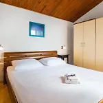 Semesterbostad Holiday Home Pisak With Sea View I